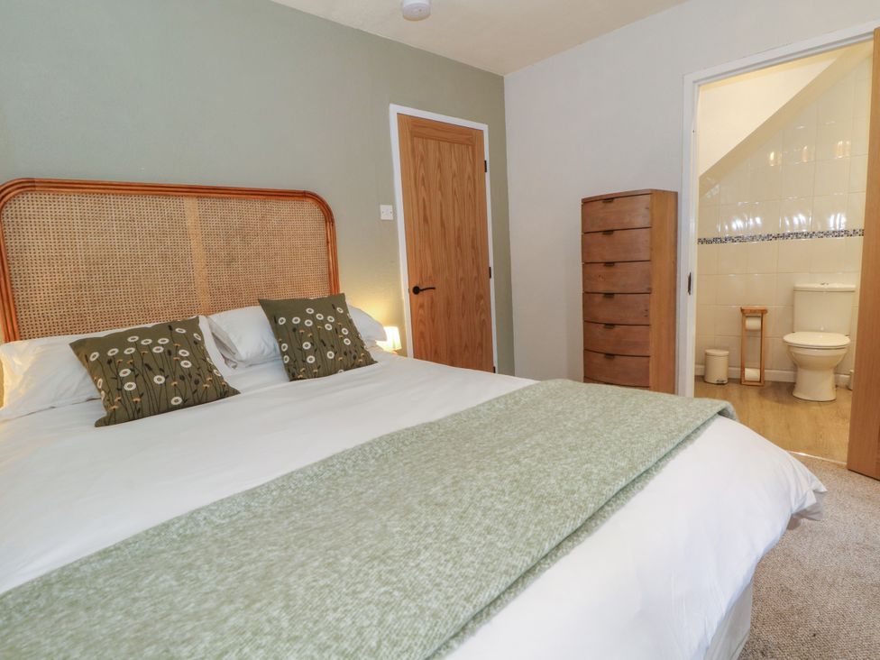 A bedroom with a bed and an adjoining bathroom at The Brew House in Bakewell