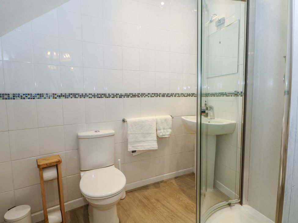 A bathroom with a toilet, shower, and sink at The Brew House in Bakewell