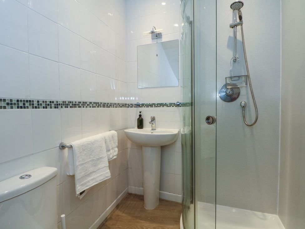 A bathroom with a shower, sink, and toilet at The Brew House in Bakewell