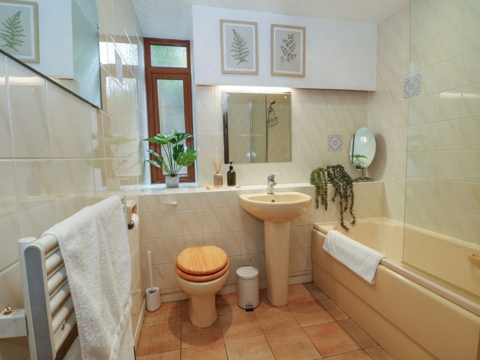 A bathroom with a bathtub, sink, and toilet at The Brew House in Bakewell