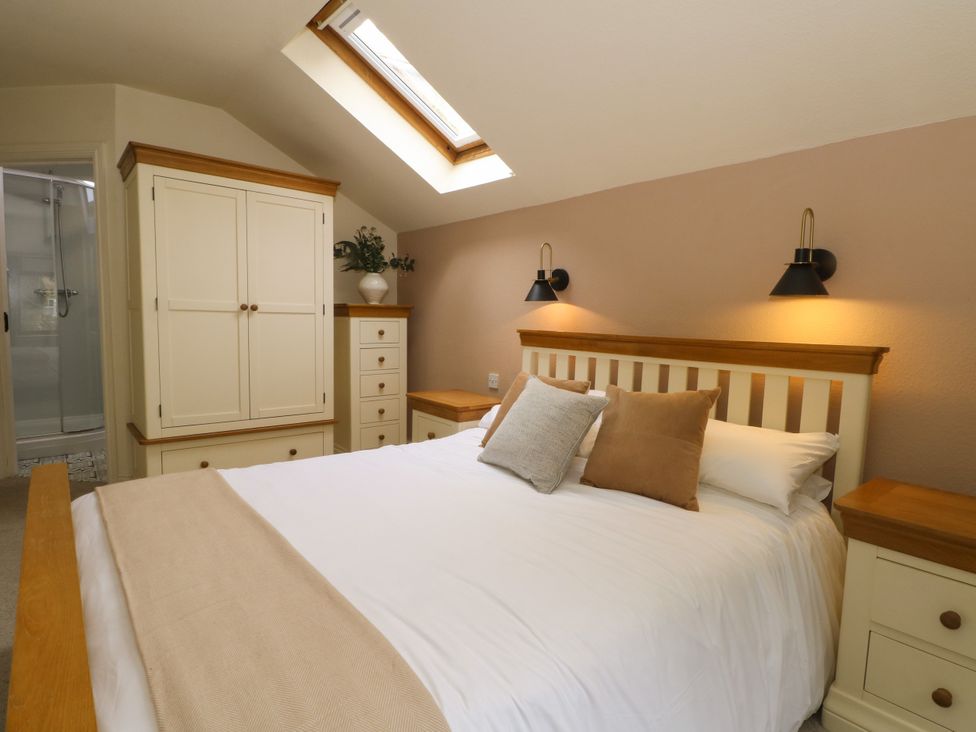A bedroom with a bed and wardrobe at The Brew House in Bakewell