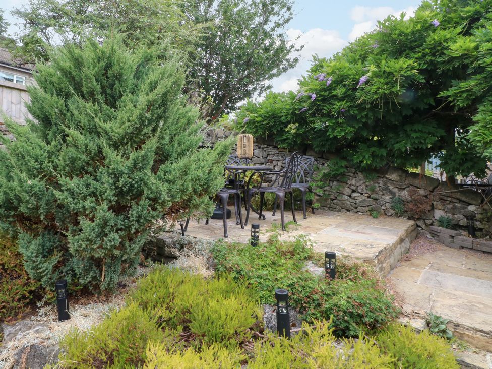 A garden with table and chairs at The Brew House in Bakewell