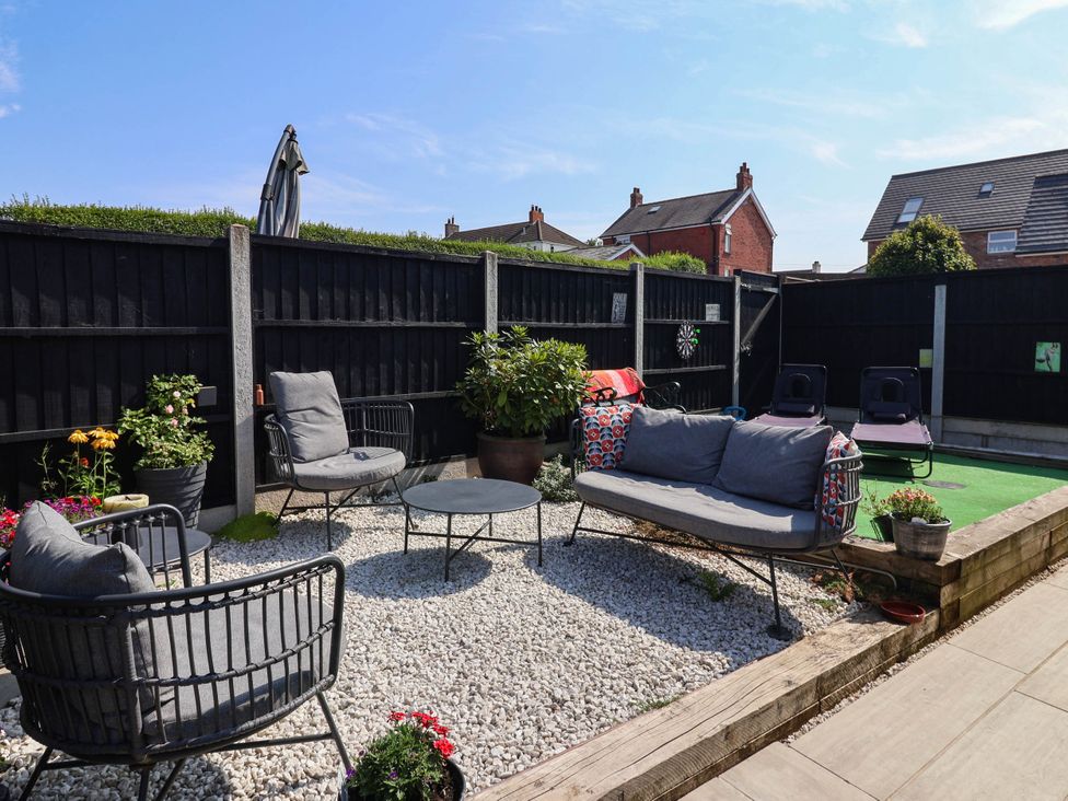 A garden with seating area and decorative plants at 3 Mill Lane with HT in Grimsby