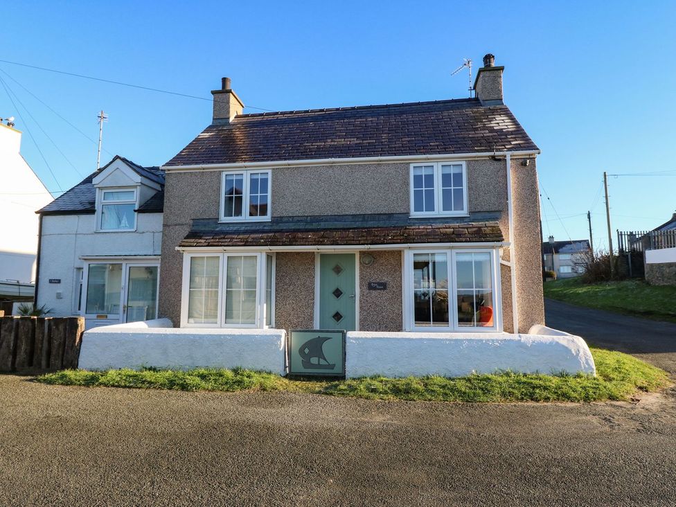 A house with a front yard and windows at Bryn Tirion - Rhosneigr