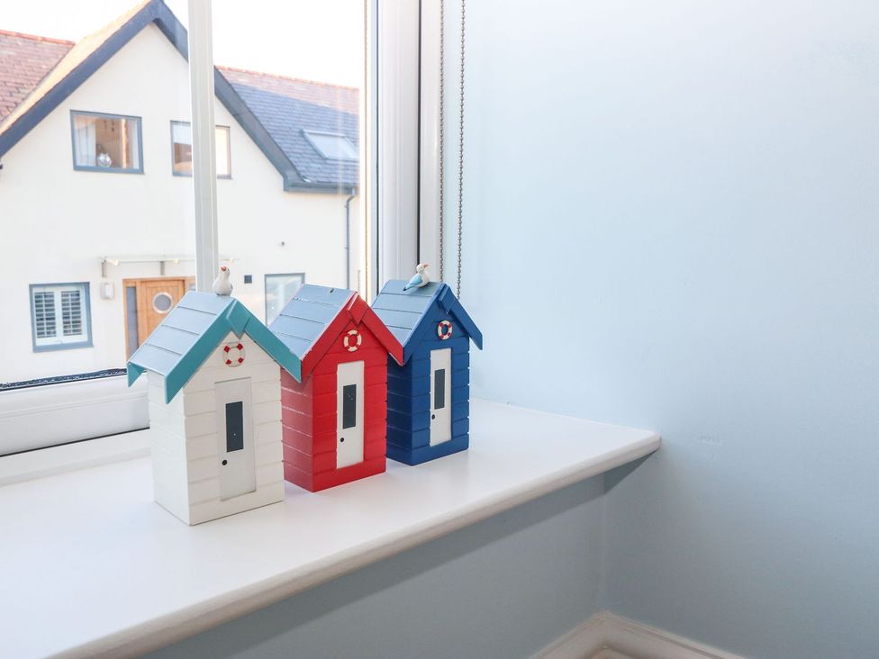 Three toy houses on a windowsill at Bryn Tirion - Rhosneigr