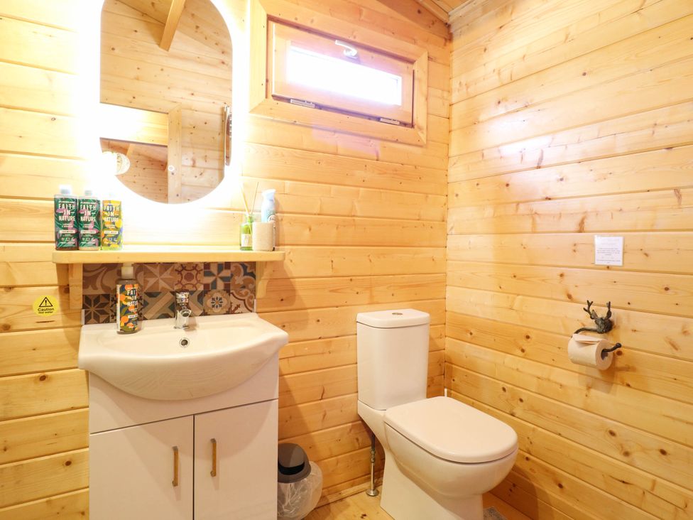 A bathroom with a sink and toilet at Willow Lodge in Stowmarket