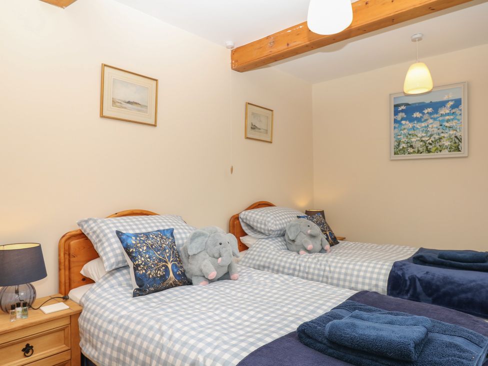 A bedroom with two single beds at Brimble Cottage at Dockwell Farm, Newton Abbot