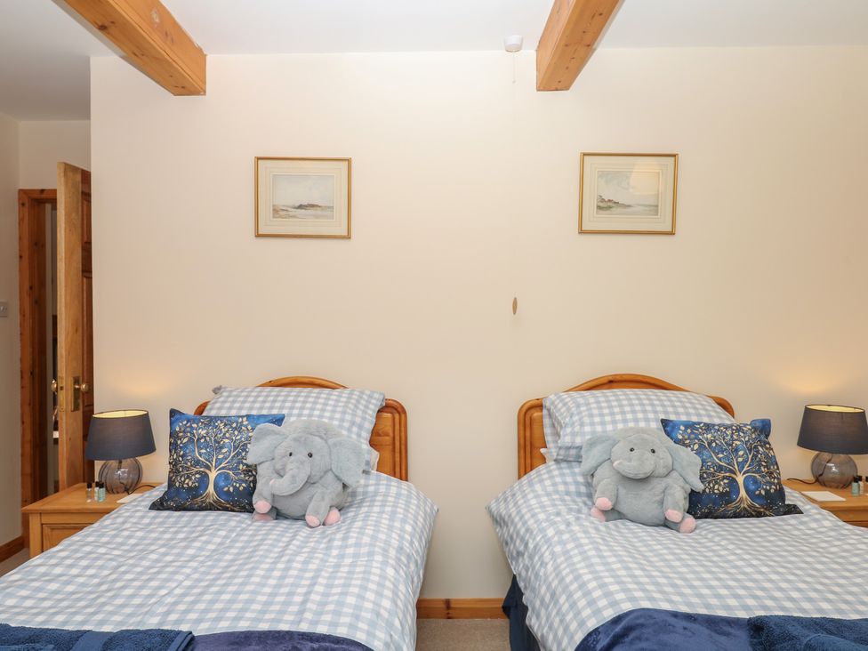A bedroom with two single beds at Brimble Cottage at Dockwell Farm Newton Abbot