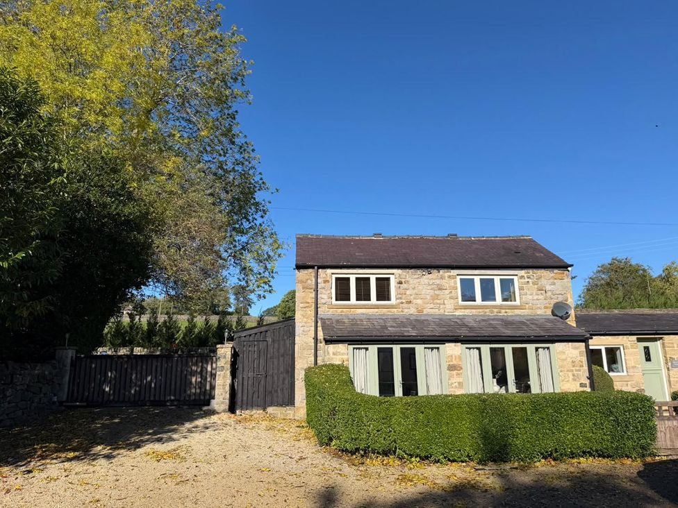 A house with garden and gate at Honey Pot Cottage near Harrogate