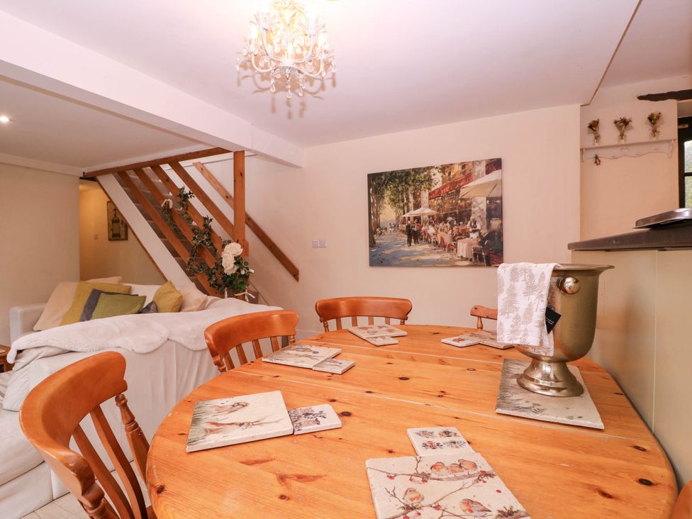 A dining room with a table and chairs at The Warm Hearth in Hereford