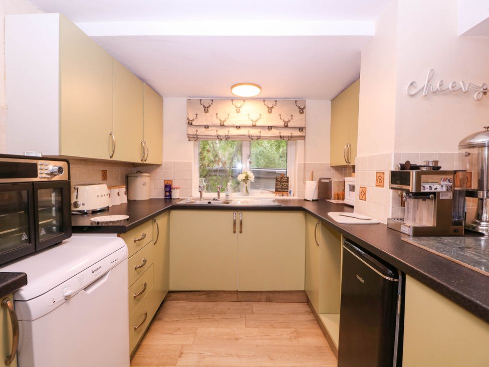 A kitchen with cabinets, sink, and appliances at The Warm Hearth in Hereford