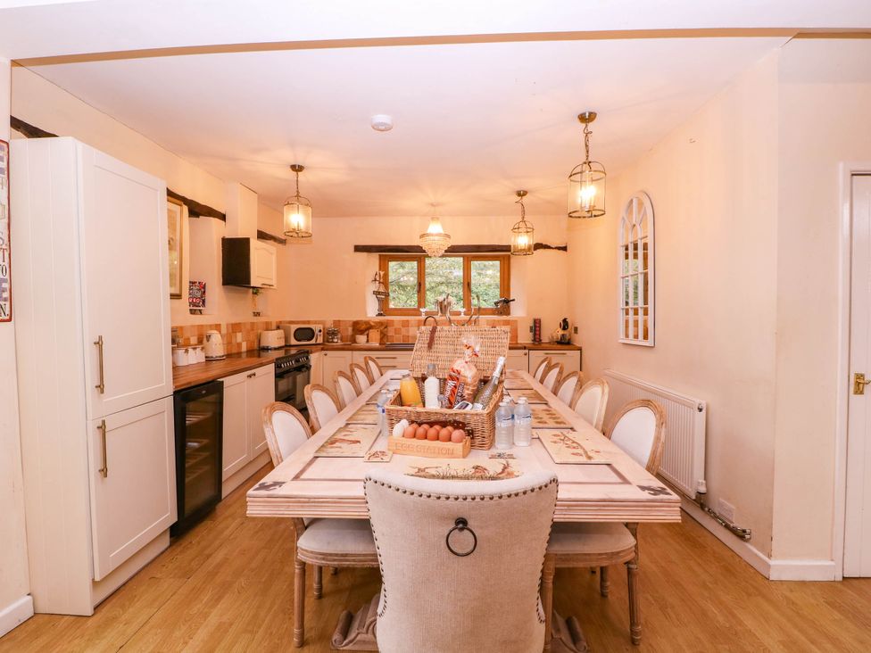 A kitchen with a dining table and chairs at The Warm Hearth in Hereford