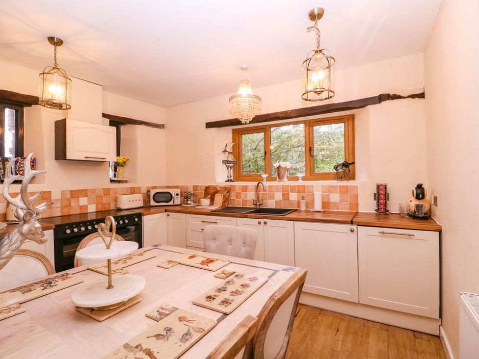 A kitchen with a table and chairs at The Warm Hearth in Hereford