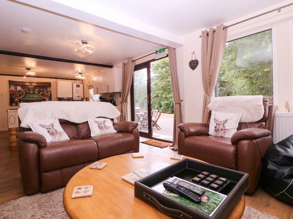 A living room with sofas and a coffee table at The Warm Hearth in Hereford