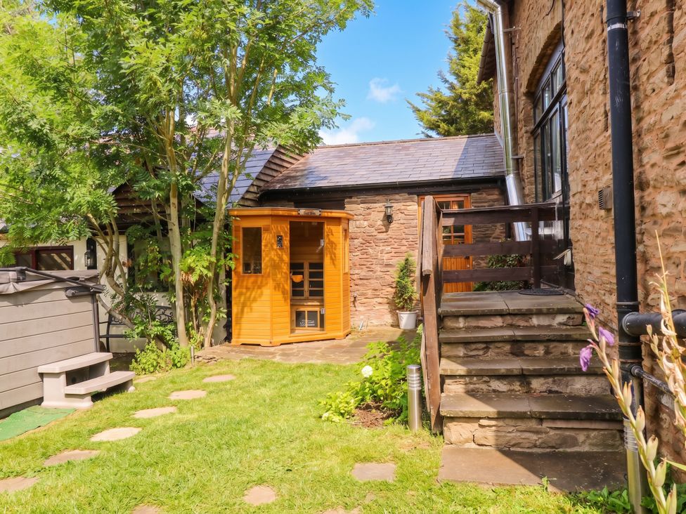 A garden with a wooden shed and steps at The Warm Hearth in Hereford