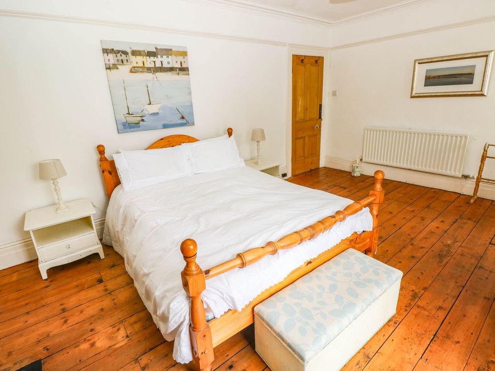 A bedroom with a bed and bedside lamps at Y Glyn Borth