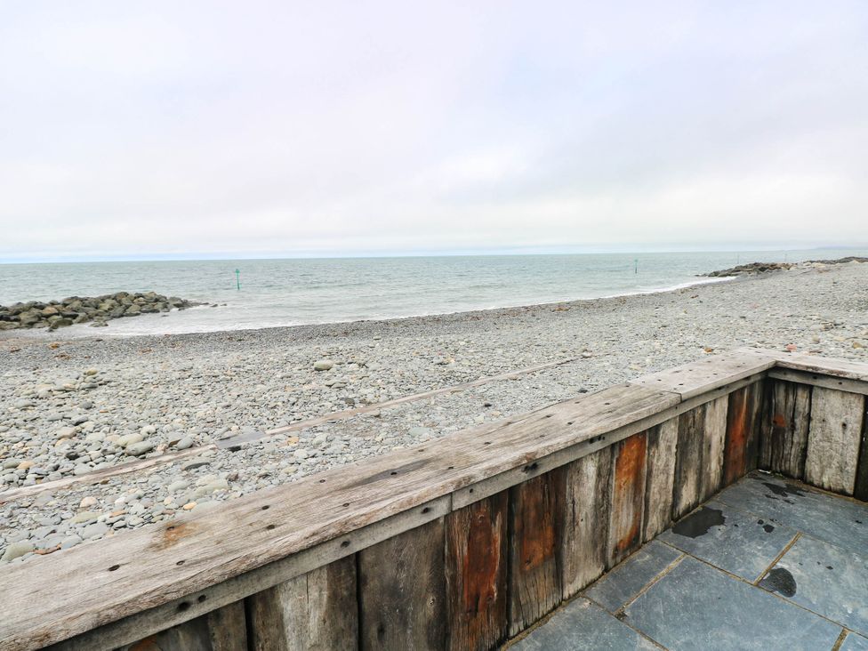 A beach view with pebbles and a sea at Y Glyn, Borth