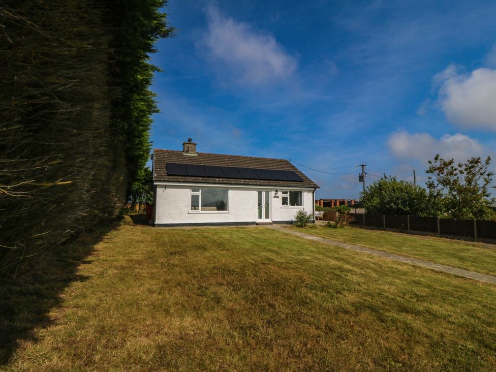 A house with solar panels and garden at Wilpol in Llanerchymedd