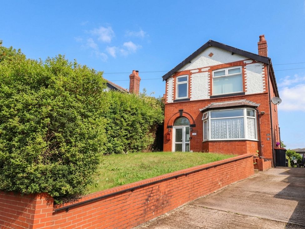 A house with a garden and driveway at 29 Vale Road in Ellesmere Port