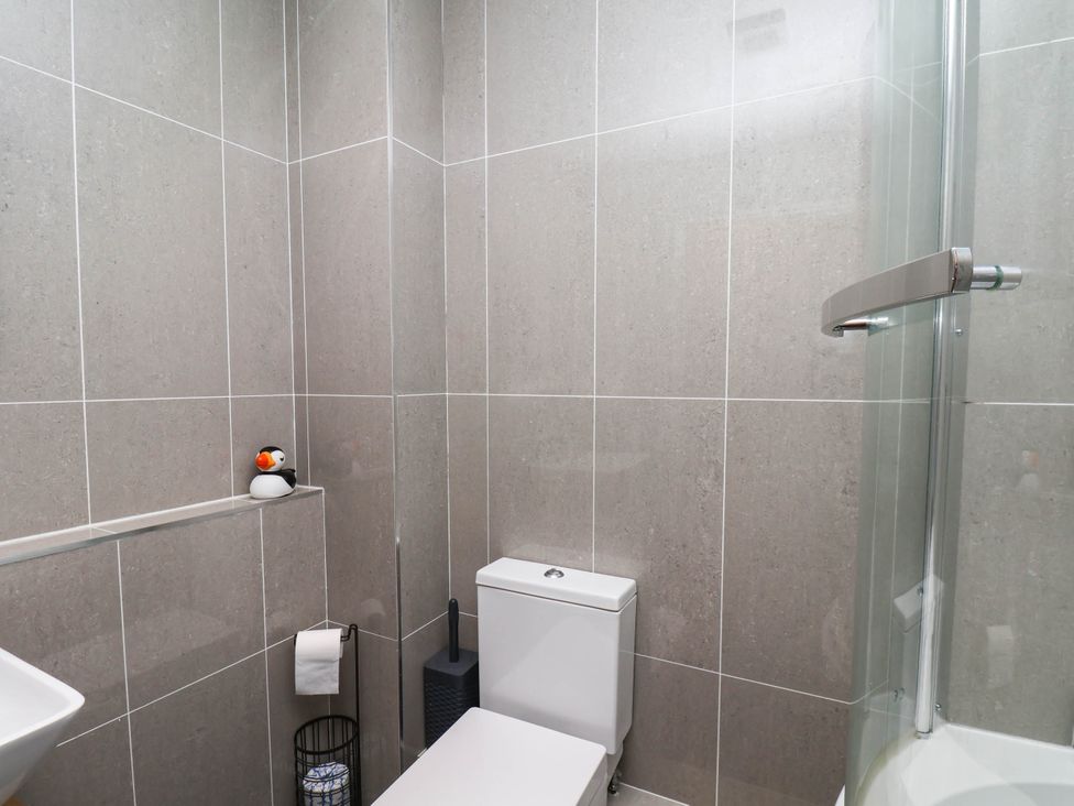 A bathroom with a sink, toilet, and shower at The Gulls Rest