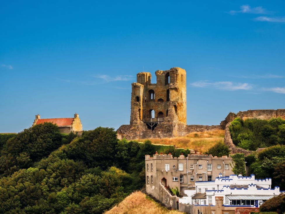 A view of castle ruins and houses on a hill at The Gulls Rest in 