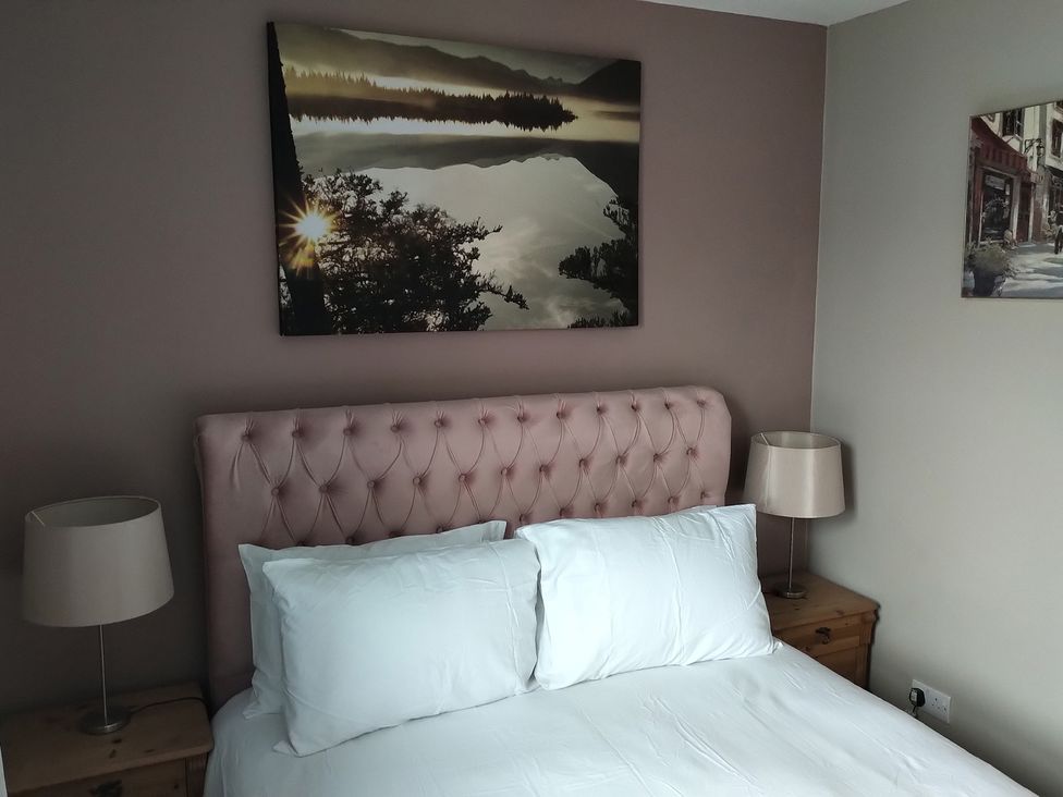 A bedroom with a bed and bedside lamps at Oliver Wests Apartment 4 in Scarborough