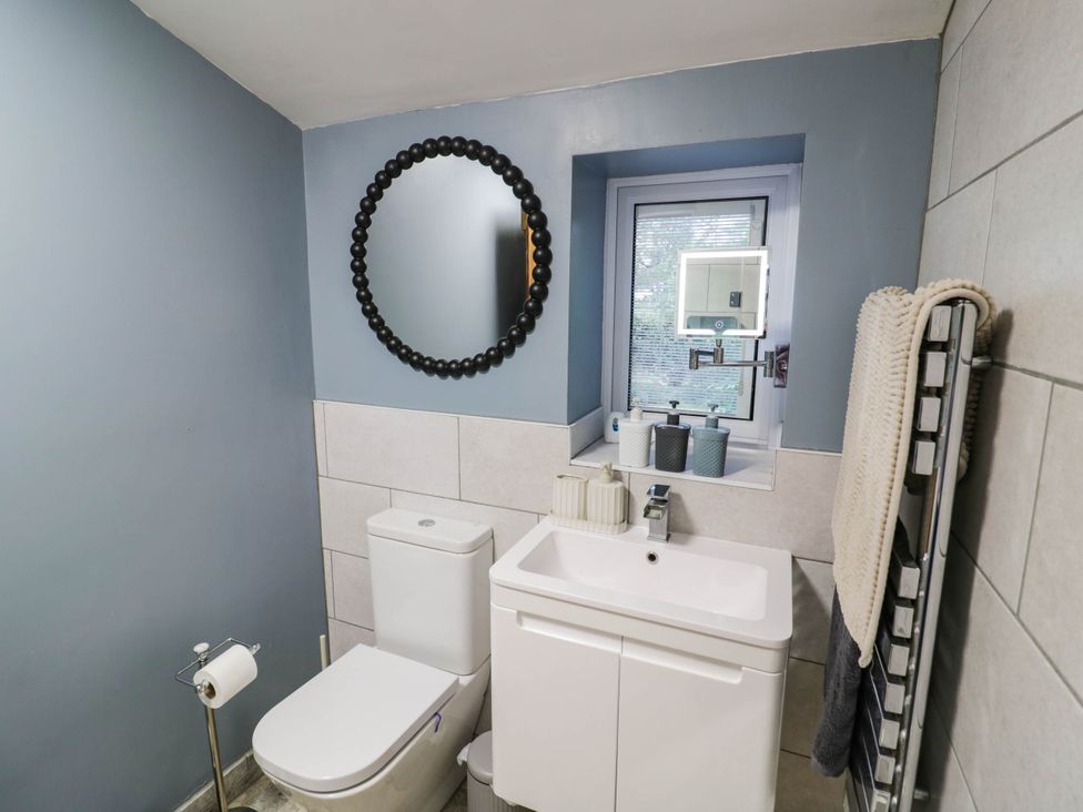 A bathroom with a sink and toilet at Lilac Cottage in Brinklow