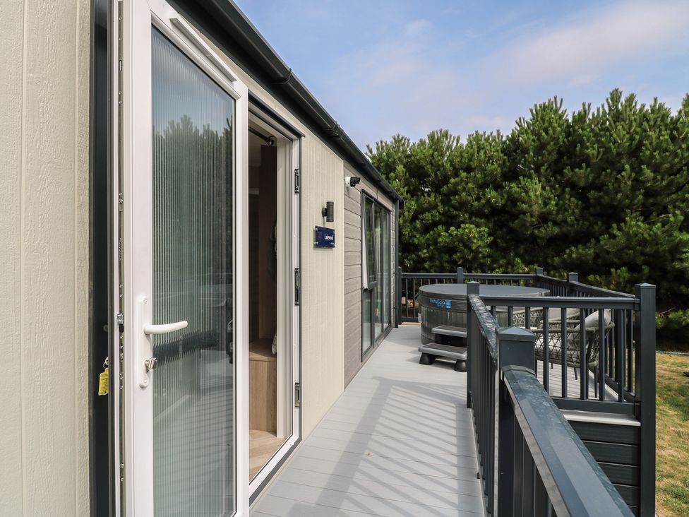 A balcony with a hot tub at Lodge 2 St. Osyth