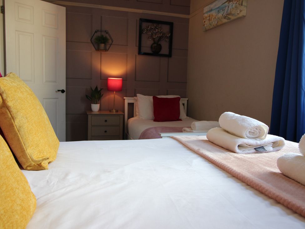 A bedroom with beds and a lamp at The Trafalgar in Scarborough