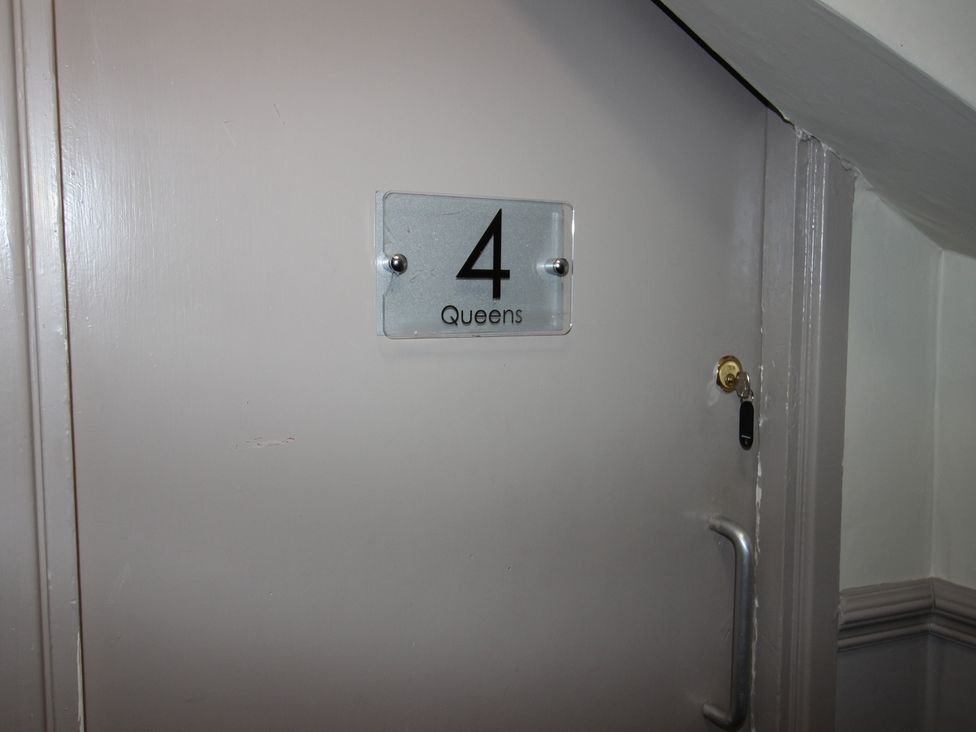 A door with the number 4 and the name Queens