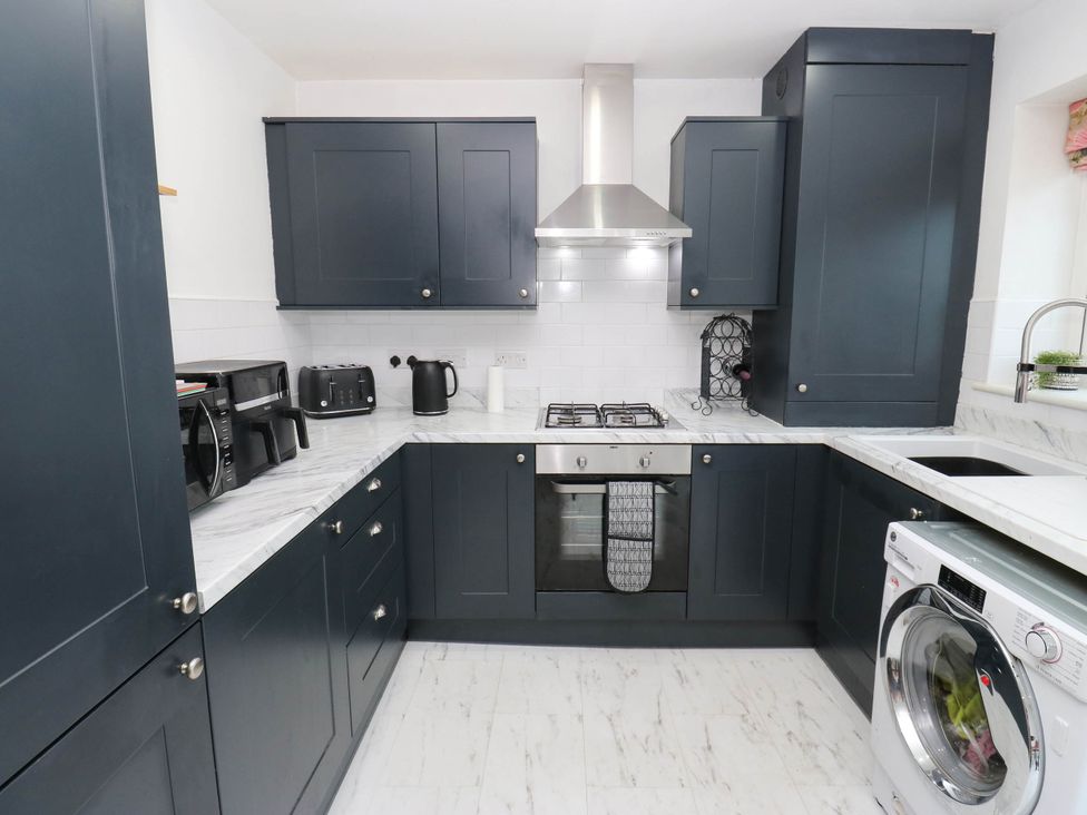 A kitchen with cabinets and appliances at Canal House in Shipley