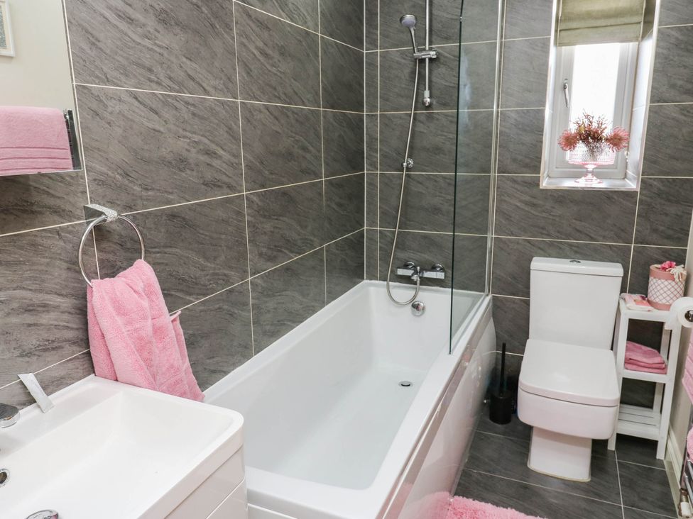 A bathroom with a bathtub, sink, and toilet at Canal House in Shipley