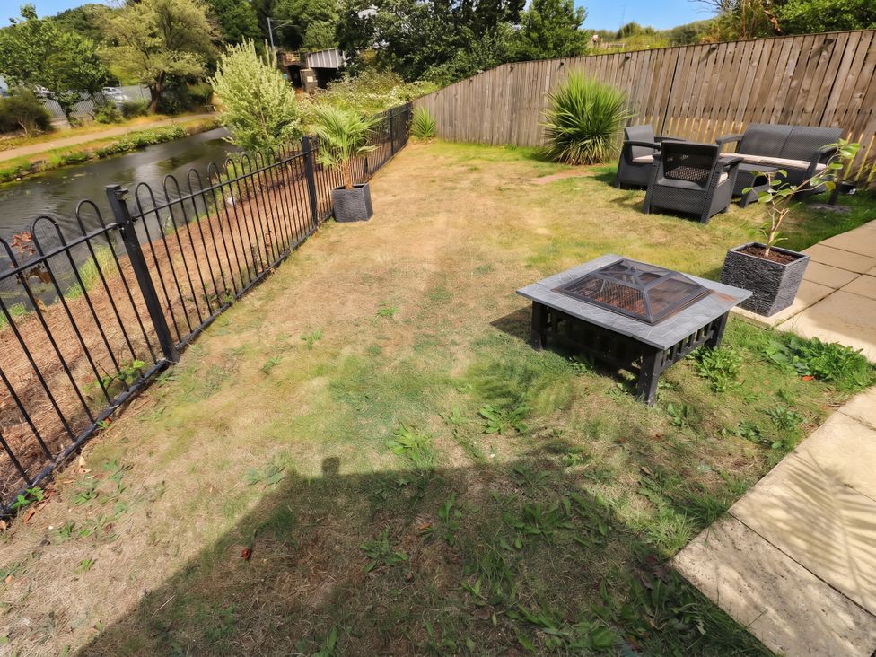 A garden with seating and a fire pit at Canal House in Shipley