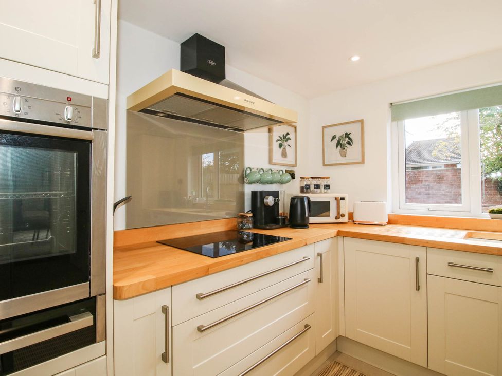 A kitchen with an oven and countertop at The Annex at The Lodge in Shawbury