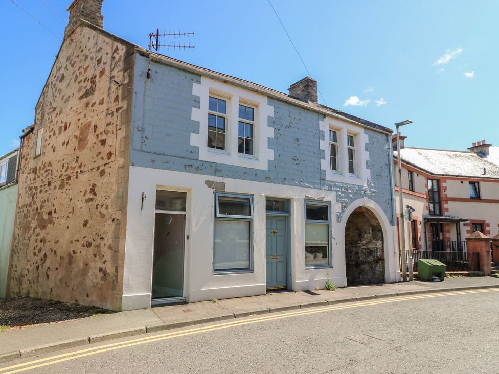 A building exterior with windows and a doorway on a street at The Herring's Lean in Eyemouth