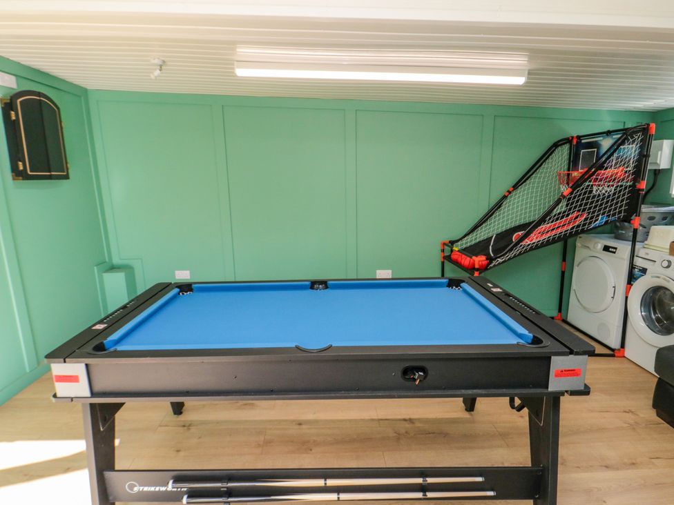 A games room with a pool table and basketball hoop at Portobell House in Bridlington