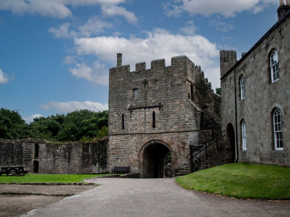 A castle with stone walls and an archway at Prudhoe Cottage in Prudhoe