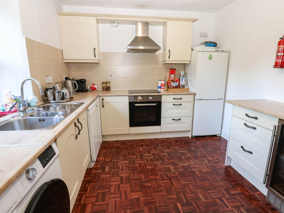 A kitchen with cabinets and appliances at Prudhoe Cottage in Prudhoe