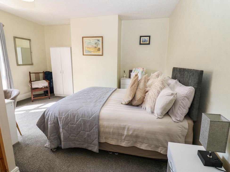 A bedroom with a bed and wardrobe at Prudhoe Cottage in Prudhoe