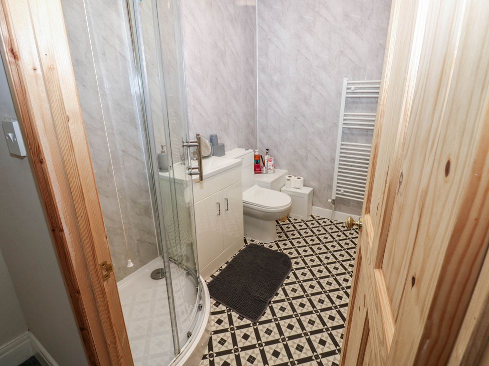 A bathroom with a shower, toilet, and sink at Prudhoe Cottage in Prudhoe