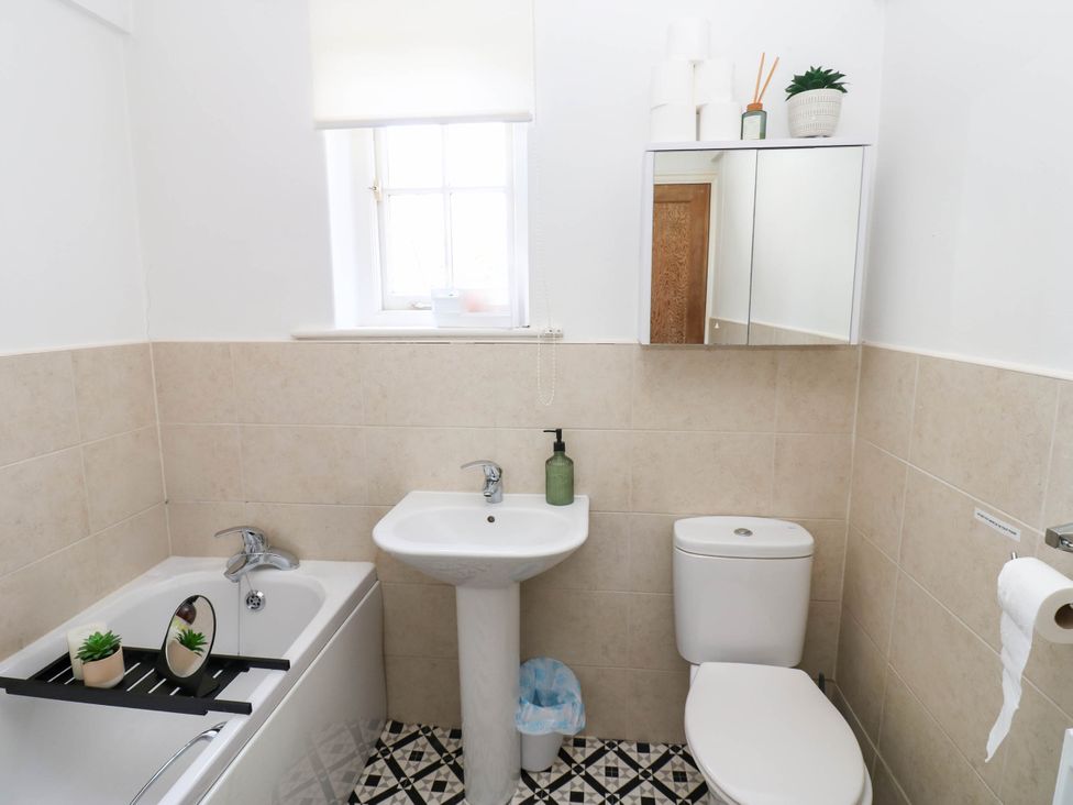 A bathroom with a bathtub, sink, and toilet at Prudhoe Cottage in Prudhoe