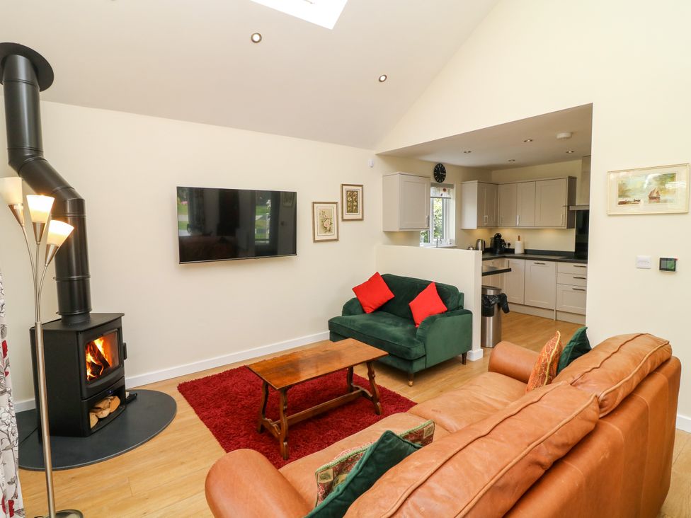 A living room with a fireplace and sofa at Jasper Lodge in Lincoln
