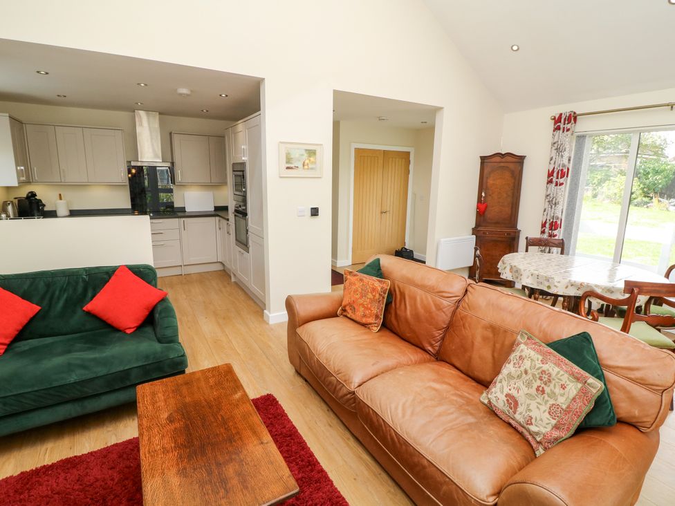 A living room with sofas and a dining table at Jasper Lodge in Lincoln