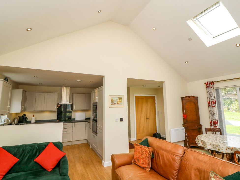 A living room with a kitchen and dining area at Jasper Lodge in Lincoln