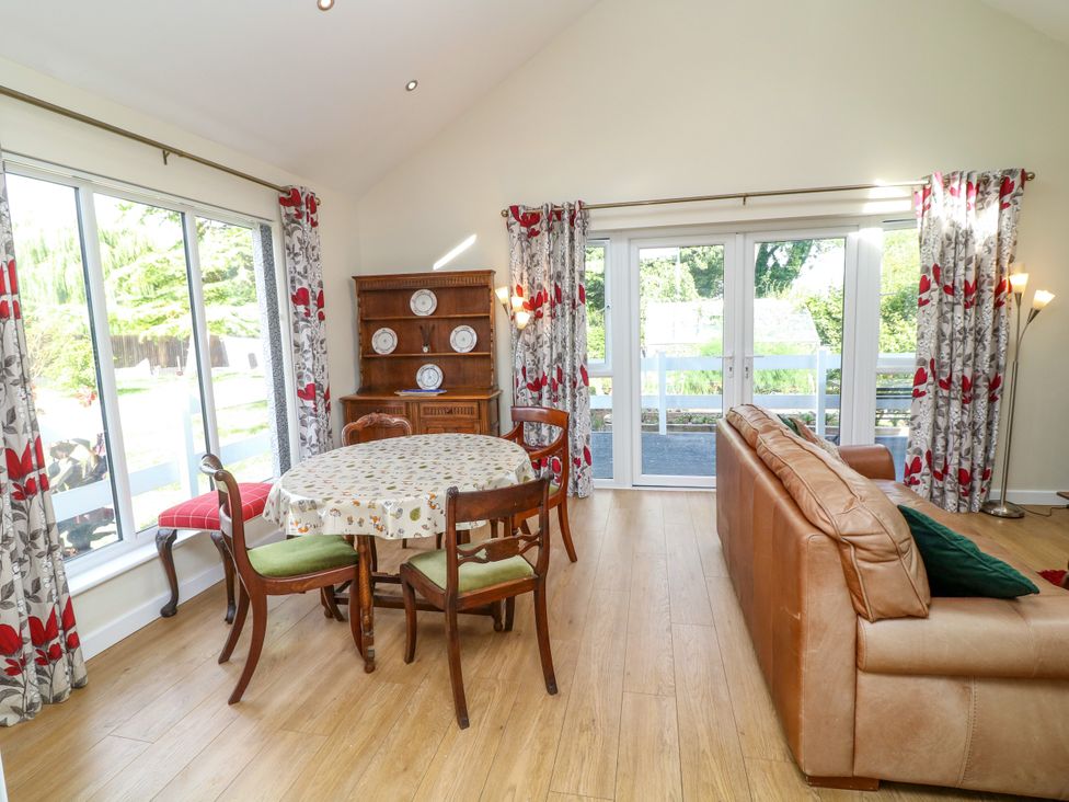 A dining room with a table and chairs at Jasper Lodge in Lincoln