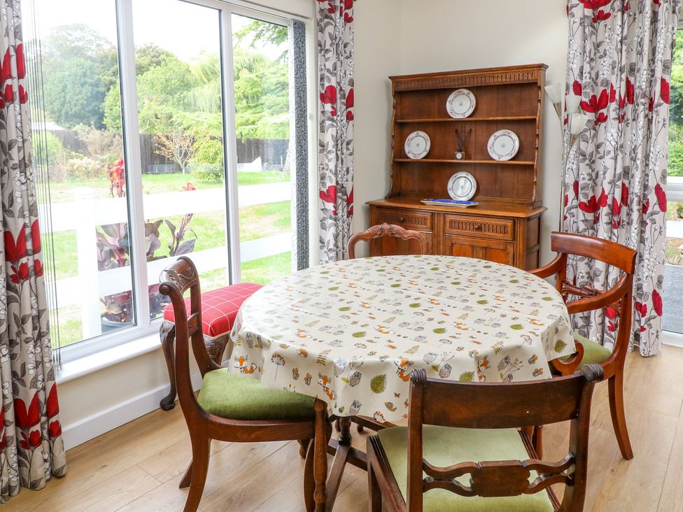 A dining room with a round table and chairs at Jasper Lodge in Lincoln