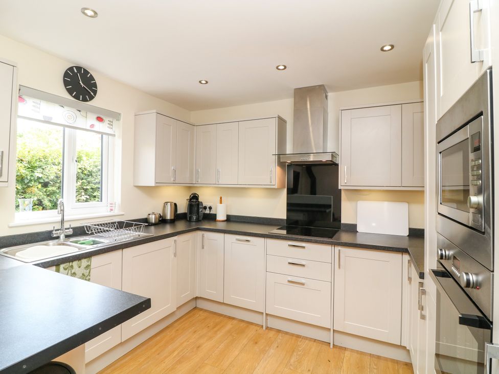 A kitchen with cabinets and countertop at Jasper Lodge in Lincoln