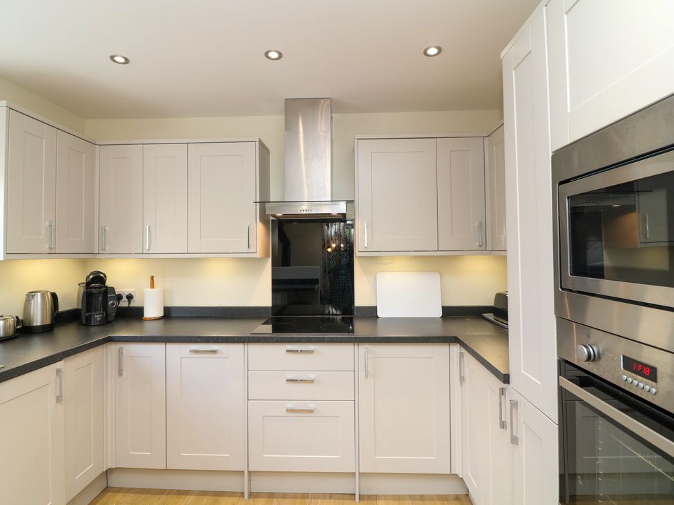 A kitchen with cabinets and appliances at Jasper Lodge in Lincoln