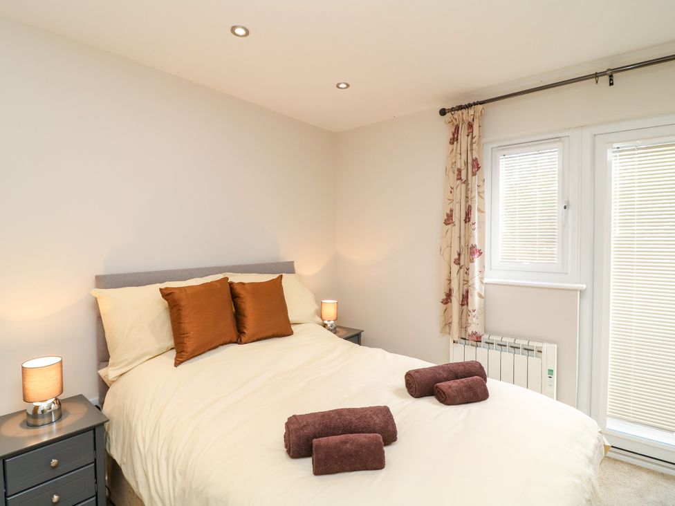 A bedroom with a bed and bedside tables at Jasper Lodge in Lincoln
