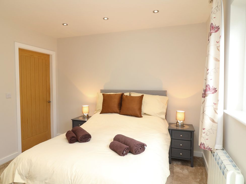 A bedroom with a bed and bedside table at Jasper Lodge in Lincoln